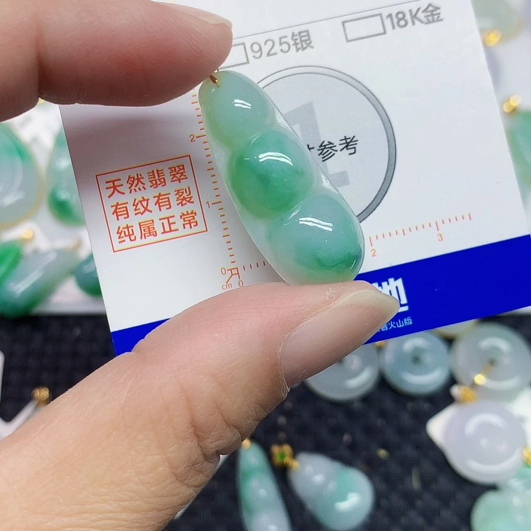 翡翠18K金镶嵌颈饰豆子