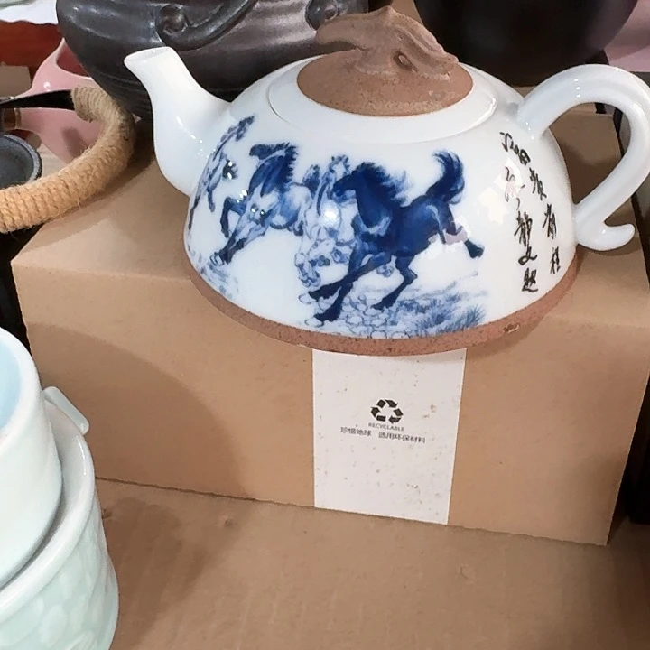 主人杯一个，瓷。。品茗