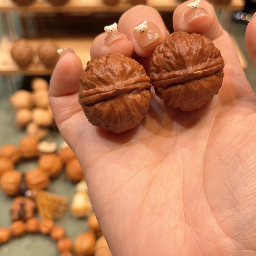 把件文玩核桃密纹红宝石