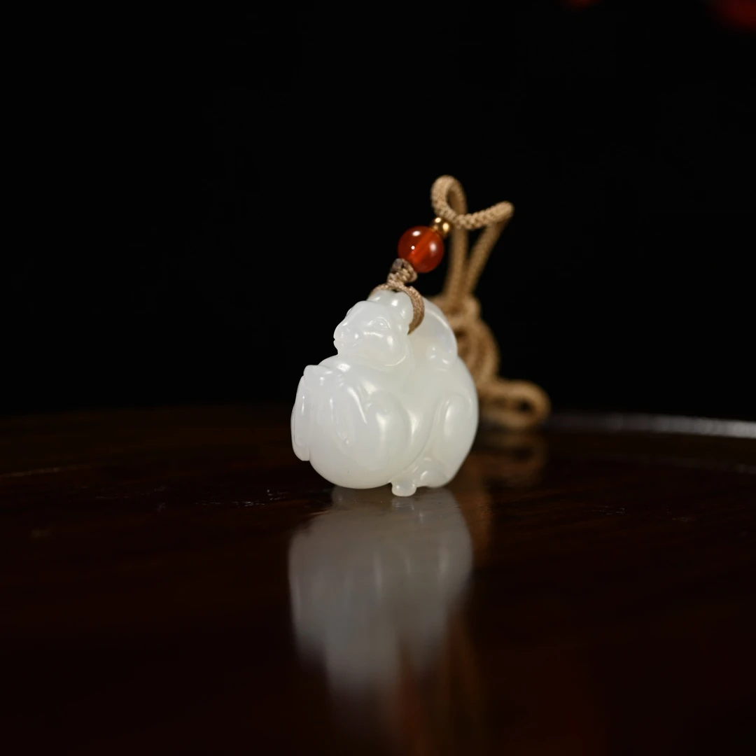 Lot8819 2511260054和田玉白玉牛气冲天挂件/保利