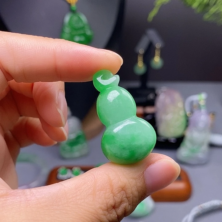 翡翠未镶嵌吊坠(赠链)