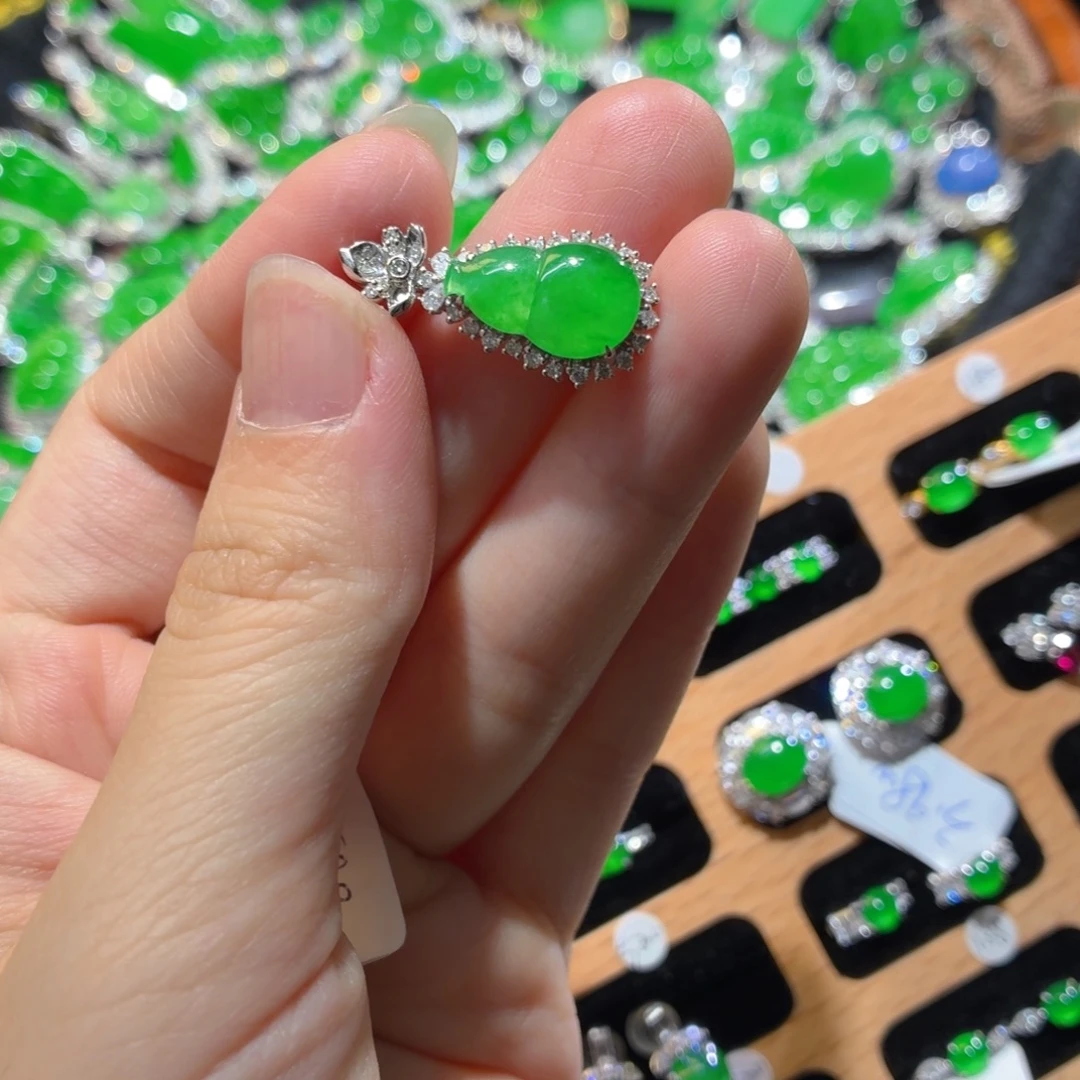 翡翠未镶嵌颈饰鲜阳绿葫芦