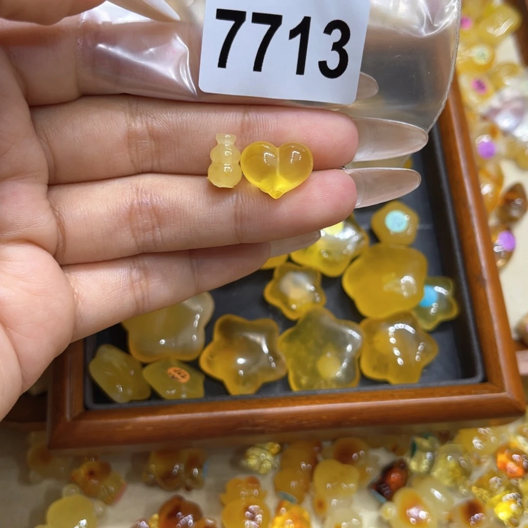 ****芮未镶嵌琥珀珠宝奇石