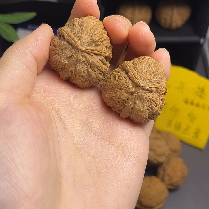 文玩核桃吊坠云铁三棱核桃