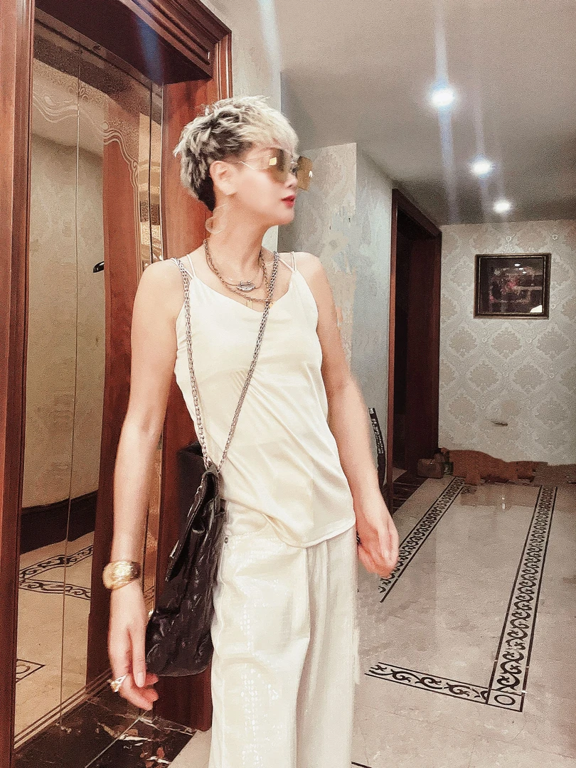 【时尚先驱】2025时尚百搭高级感纯色交叉吊带背心休闲夏季无袖白色