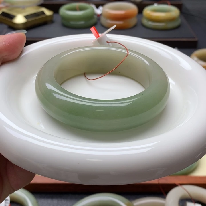未镶嵌手镯石英岩玉