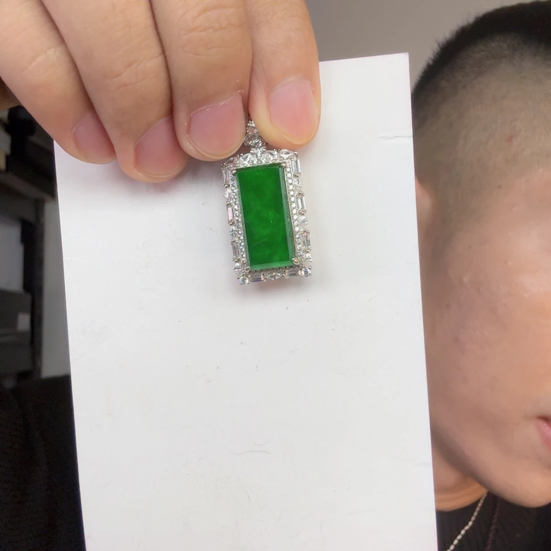 翡翠未镶嵌颈饰一件