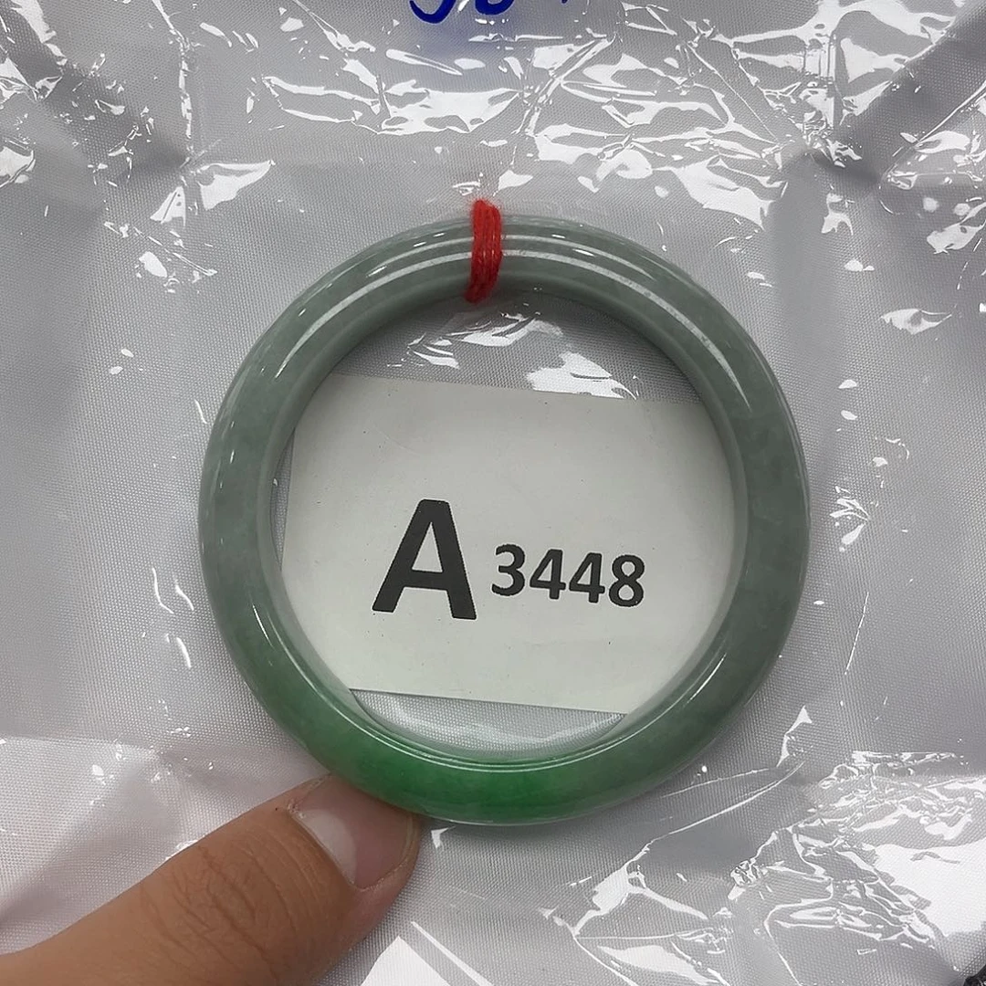 翡翠手镯未镶嵌默认瑕疵