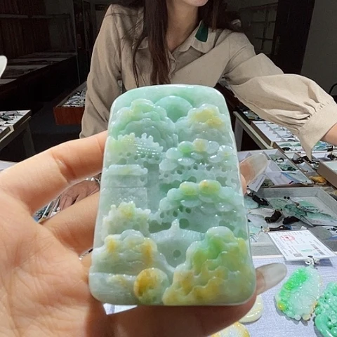翡翠未镶嵌颈饰一个