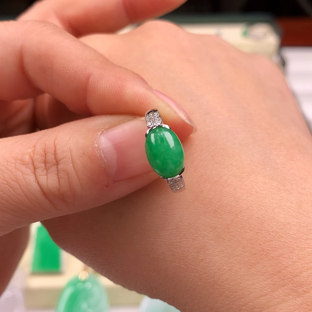 18K金镶嵌戒指翡翠缅料