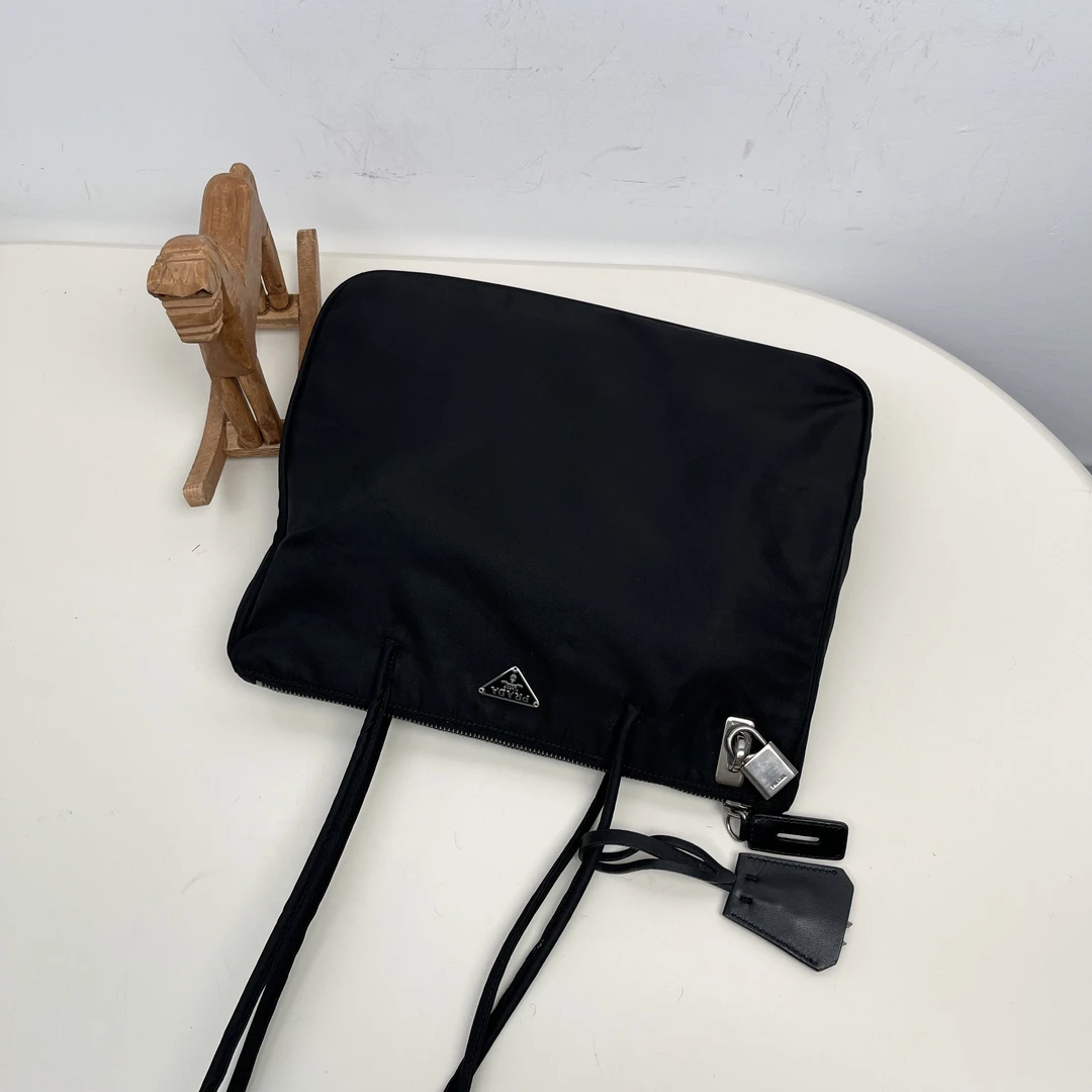 95新 Prada/普拉达 黑银降落伞托特单肩包