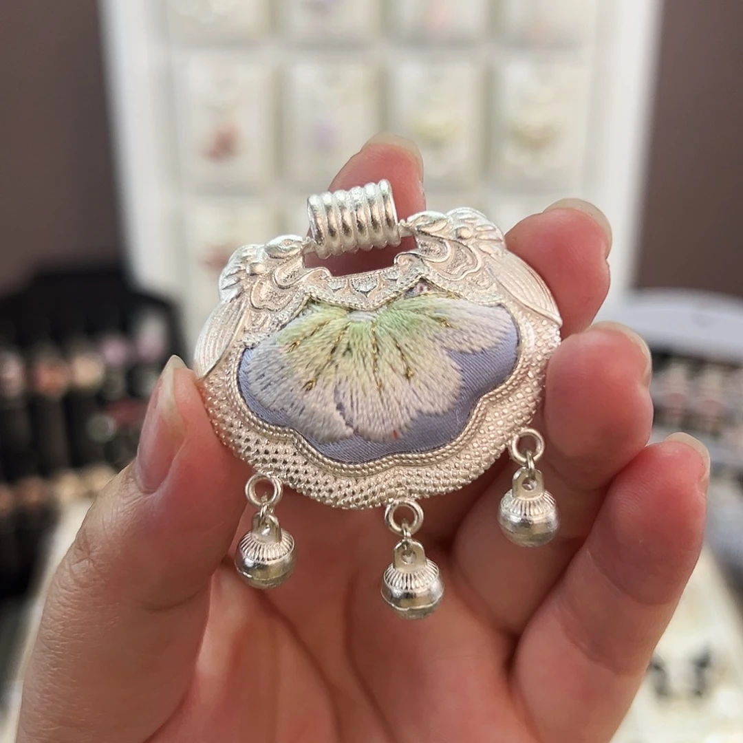 布艺合金苗绣吊坠