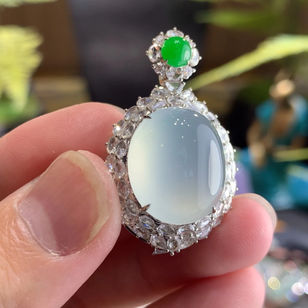 【闪购商品】翡翠颈饰18K金镶嵌鸽子蛋