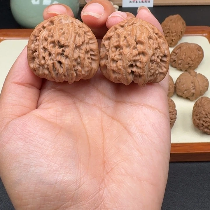 文玩核桃把件三角白37全品