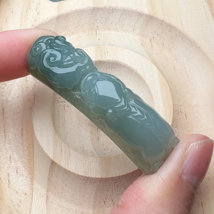 翡翠未镶嵌颈饰手牌