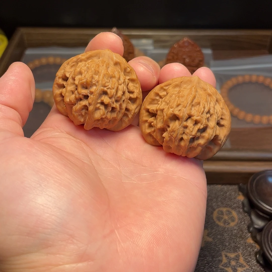 文玩核桃吊坠44尺虎头