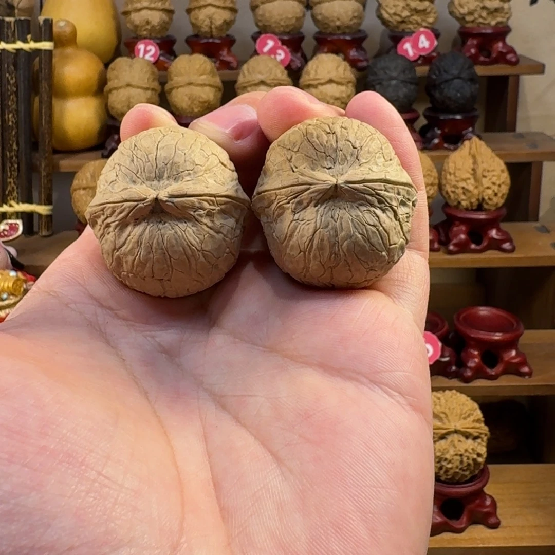 铁核桃把件正圆蛇皮球