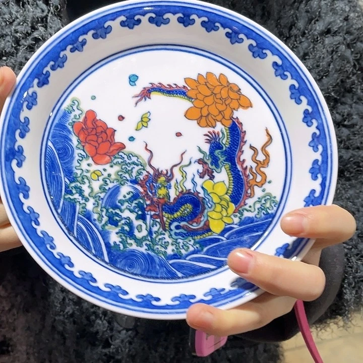 瓷片////////直径19厘米。红。