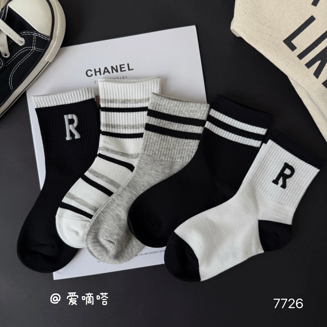 爱嘀嗒7726儿童袜子男童女童秋冬字母条纹黑白灰潮运动精梳棉中筒