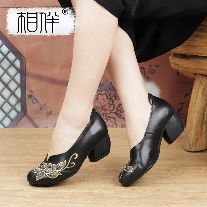 相伴复古真皮国风单鞋粗跟百搭民族风妈妈中老年女士粗跟鞋53032