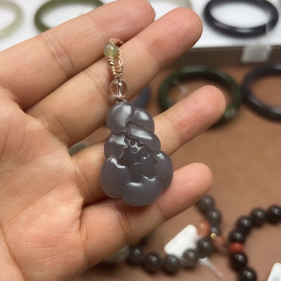 多***鱼和田玉未镶嵌手镯