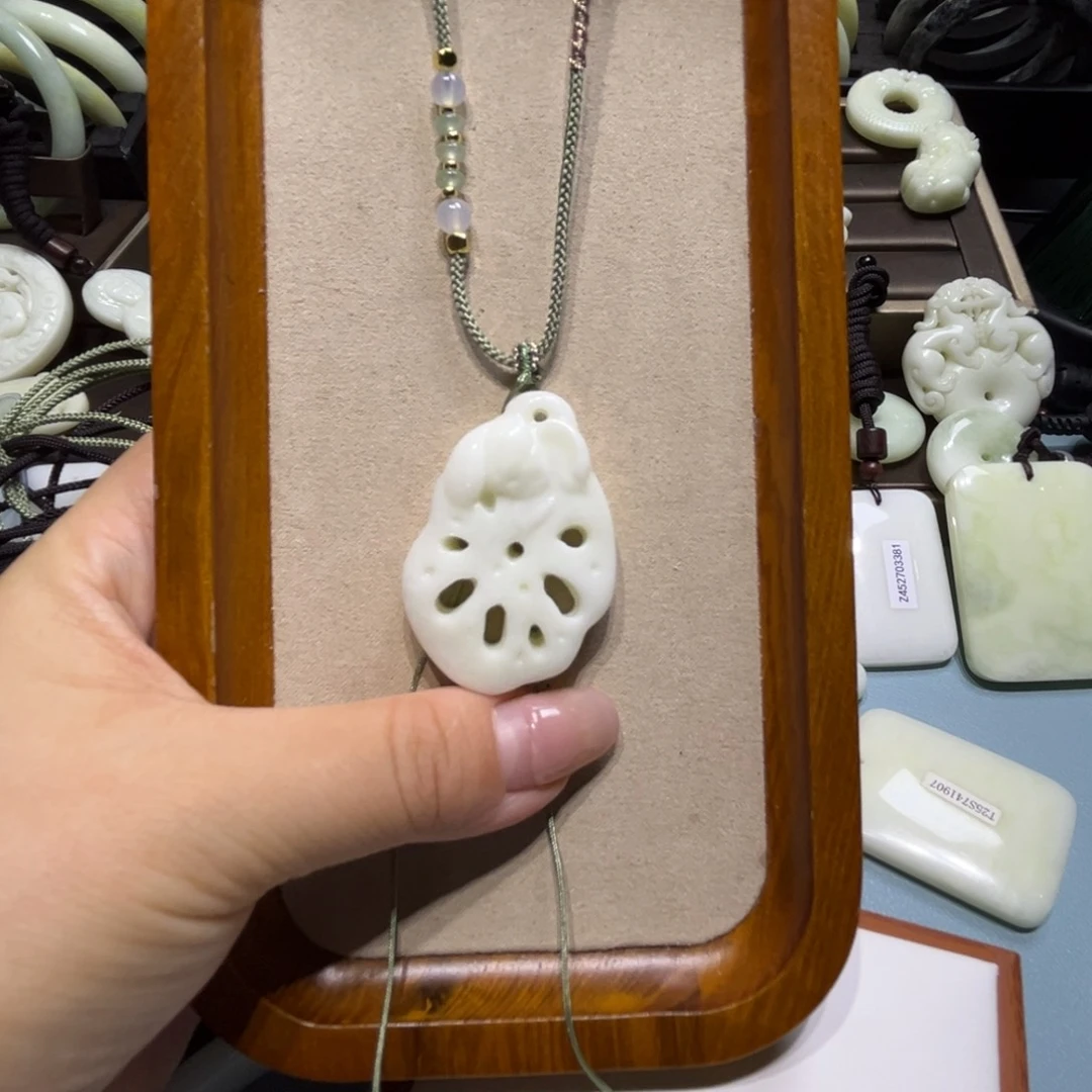 天***飞蓝田玉（蛇纹石化大理石玉）颈饰未镶嵌