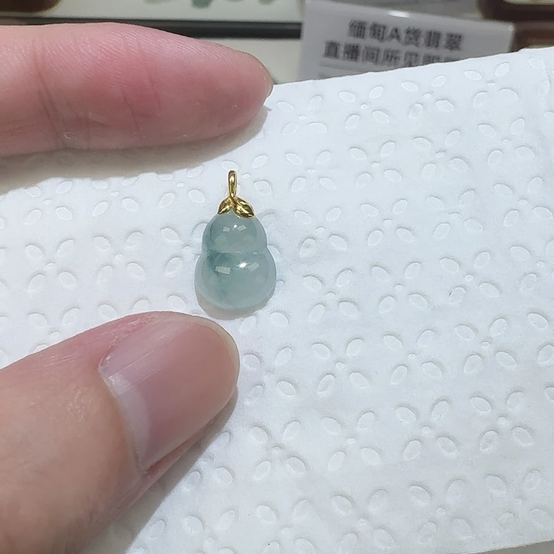 颈饰18K金镶嵌翡翠葫芦
