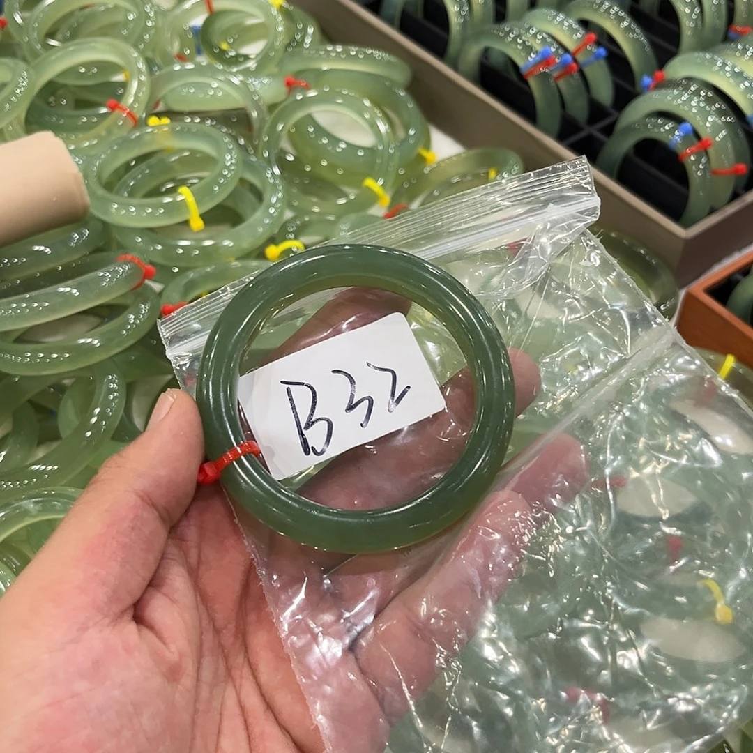 荷****未镶嵌蛇纹石玉手镯