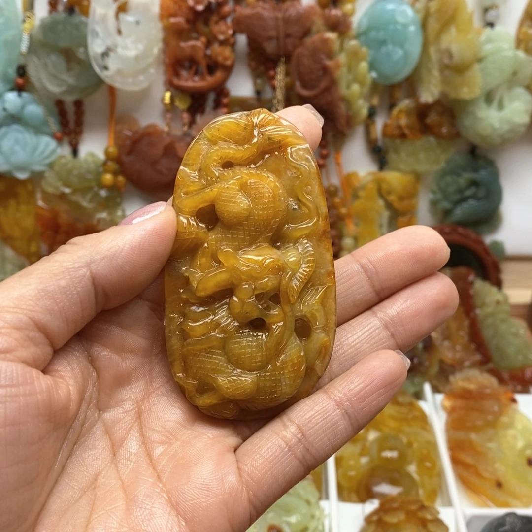 蛇纹石玉颈饰未镶嵌巴**女