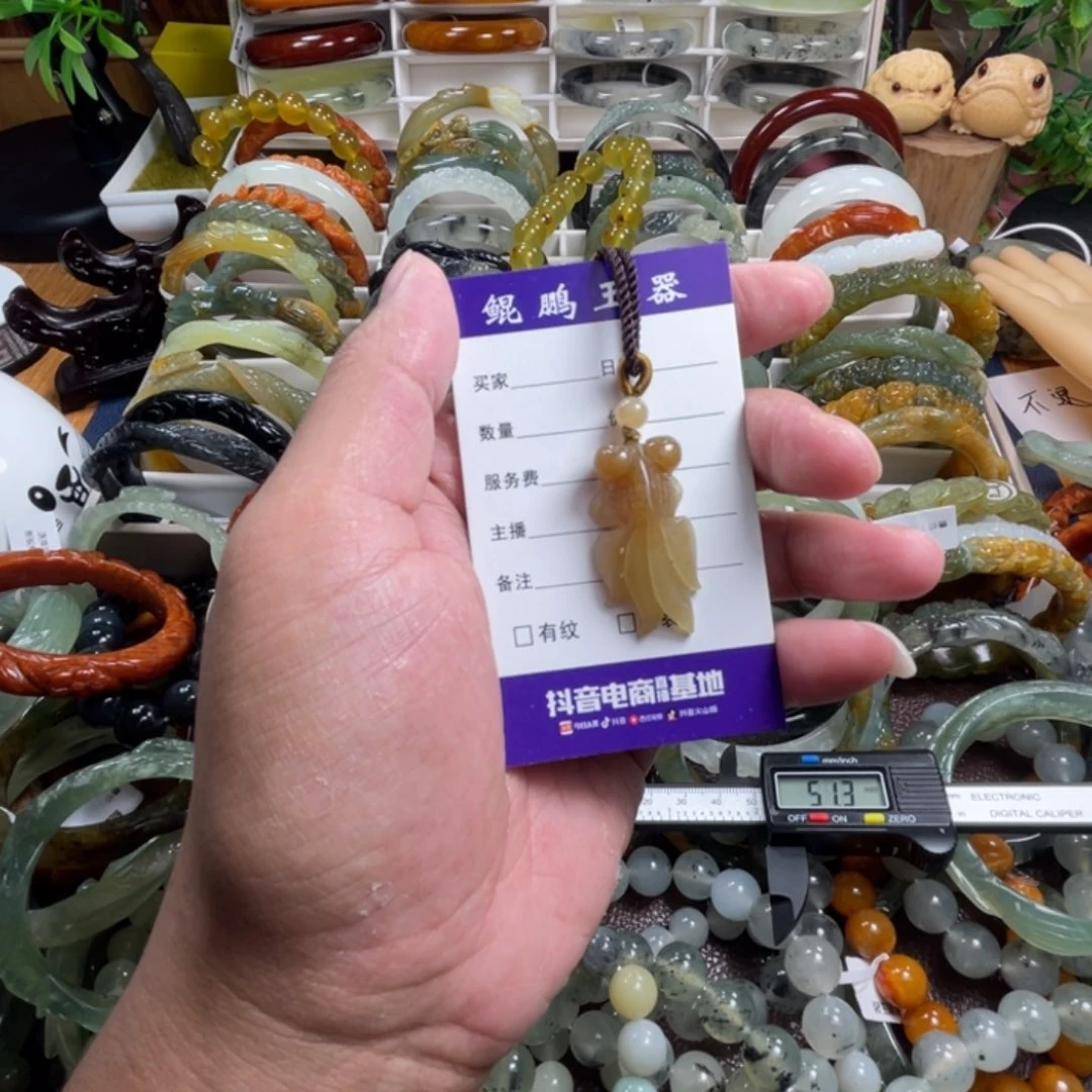 颈饰未镶嵌和田玉（糖玉）