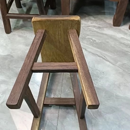 鸡翅木类家具二级品瑕疵长凳一张，坐高28厘米