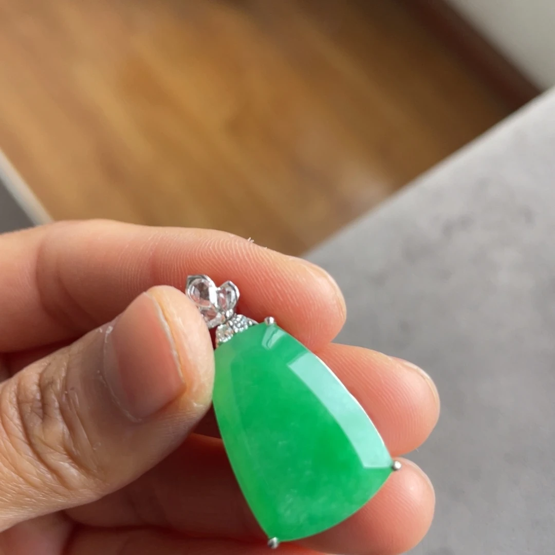 翡翠18K金镶嵌颈饰甜阳绿