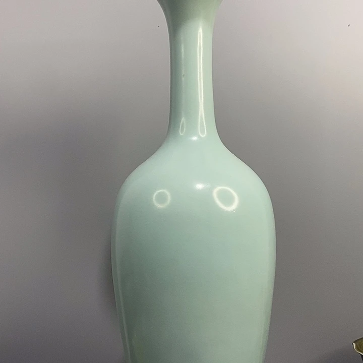 龙泉窑长颈瓶造型美观