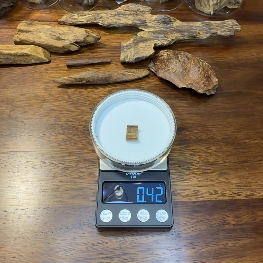 嘻***笑沉香日本回流菩萨棋碎料