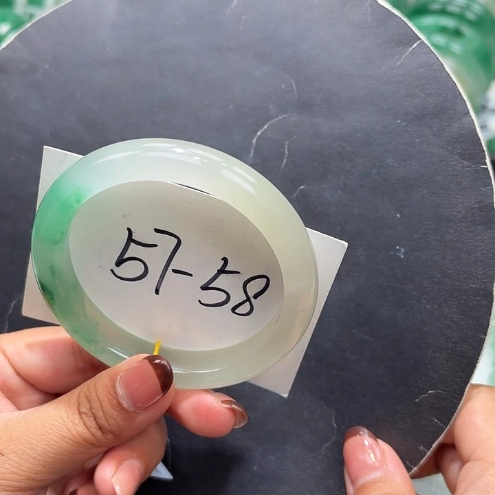 未镶嵌手镯石英质玉（非洲翠）