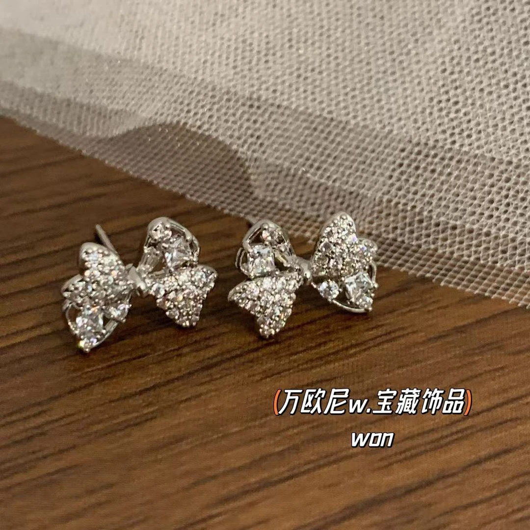 925银合成锆石耳饰 CHANGE x 美乐蒂耳钉 百搭轻奢气质弧E102