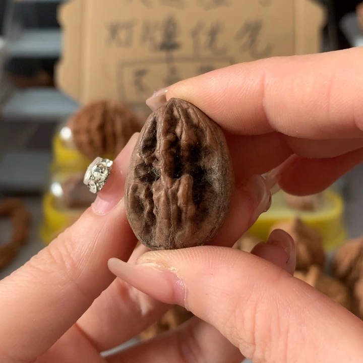 ****周吊坠文玩核桃异形单只，有瑕疵
