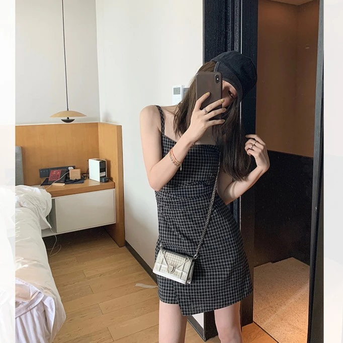 法式挂脖吊带修身连衣裙显瘦气质女夏小众设计黑色裙子夏季