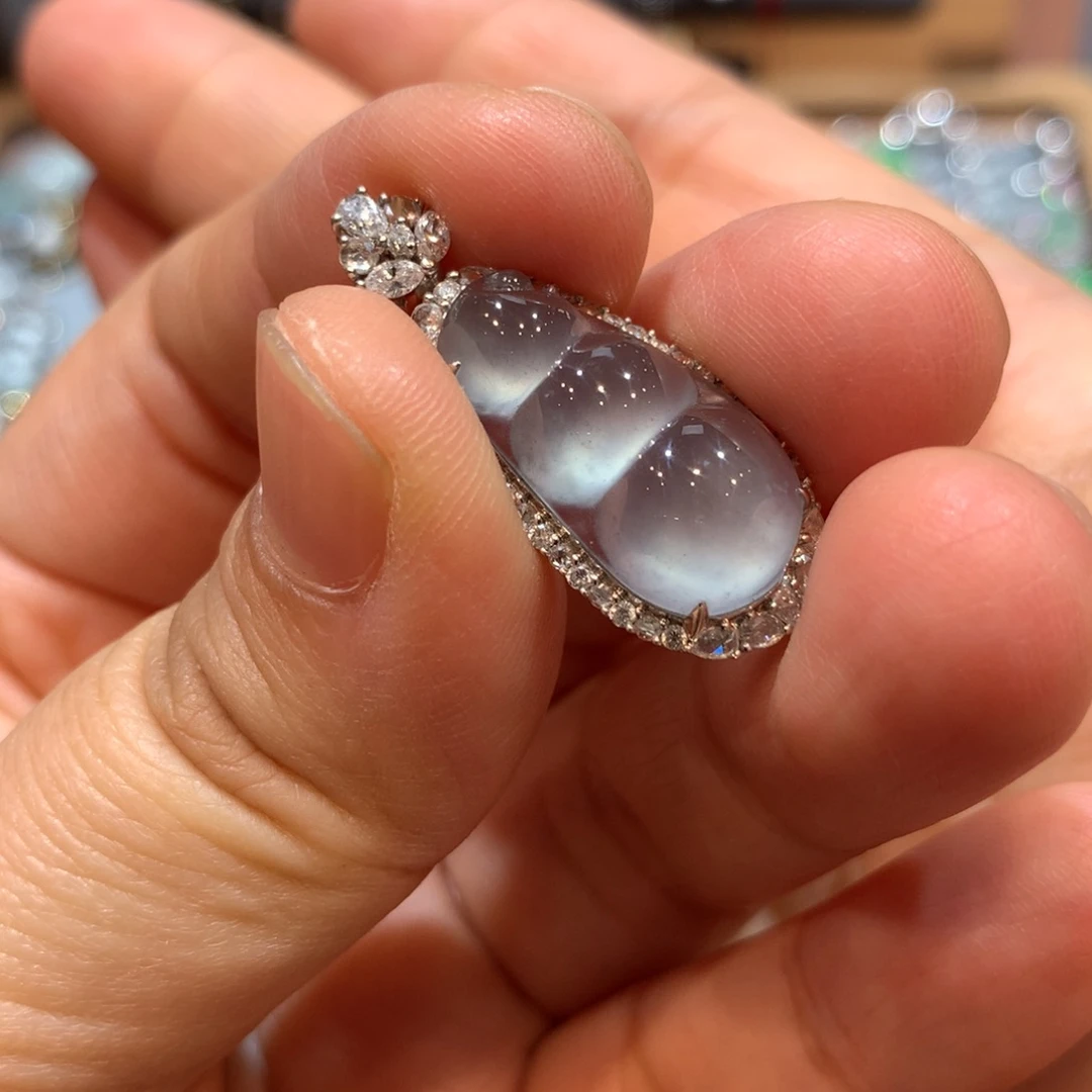 翡翠18K金镶嵌颈饰吊坠