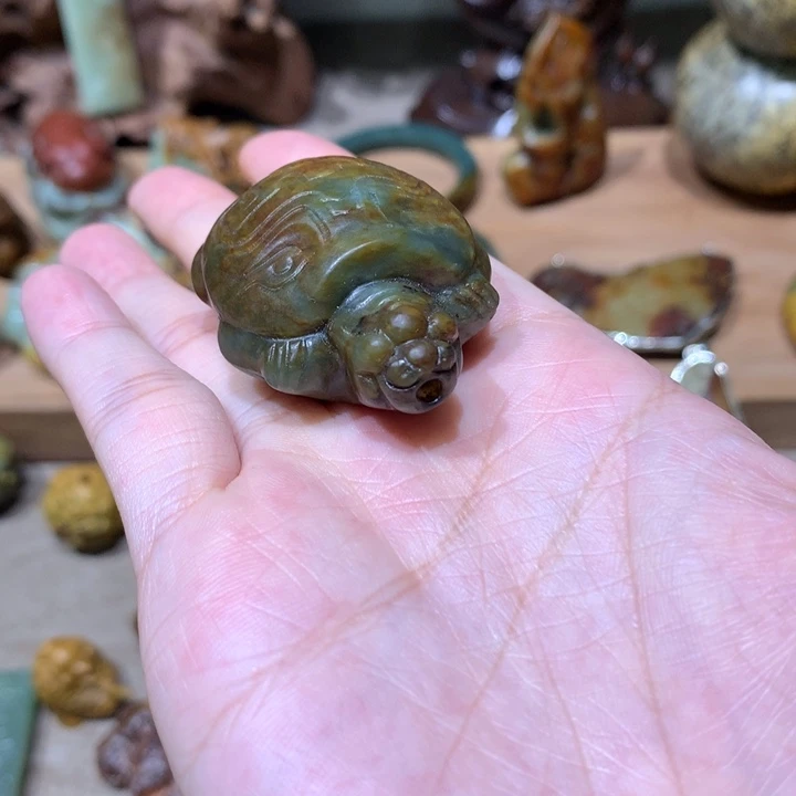 未镶嵌岫岩河磨玉（透闪石质玉）把件岁***