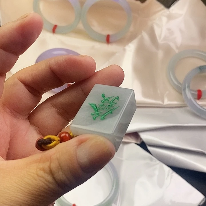 婧****未镶嵌手镯翡翠捡漏价