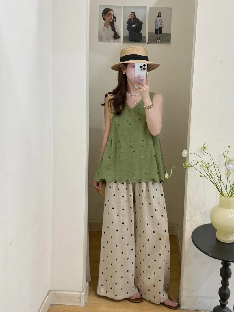 夏日出游穿搭度假风法式绿色镂空背心女别致绝美波点阔腿裤两件套
