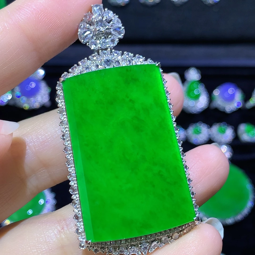 翡翠18K金镶嵌颈饰高冰满绿无事牌一刀切