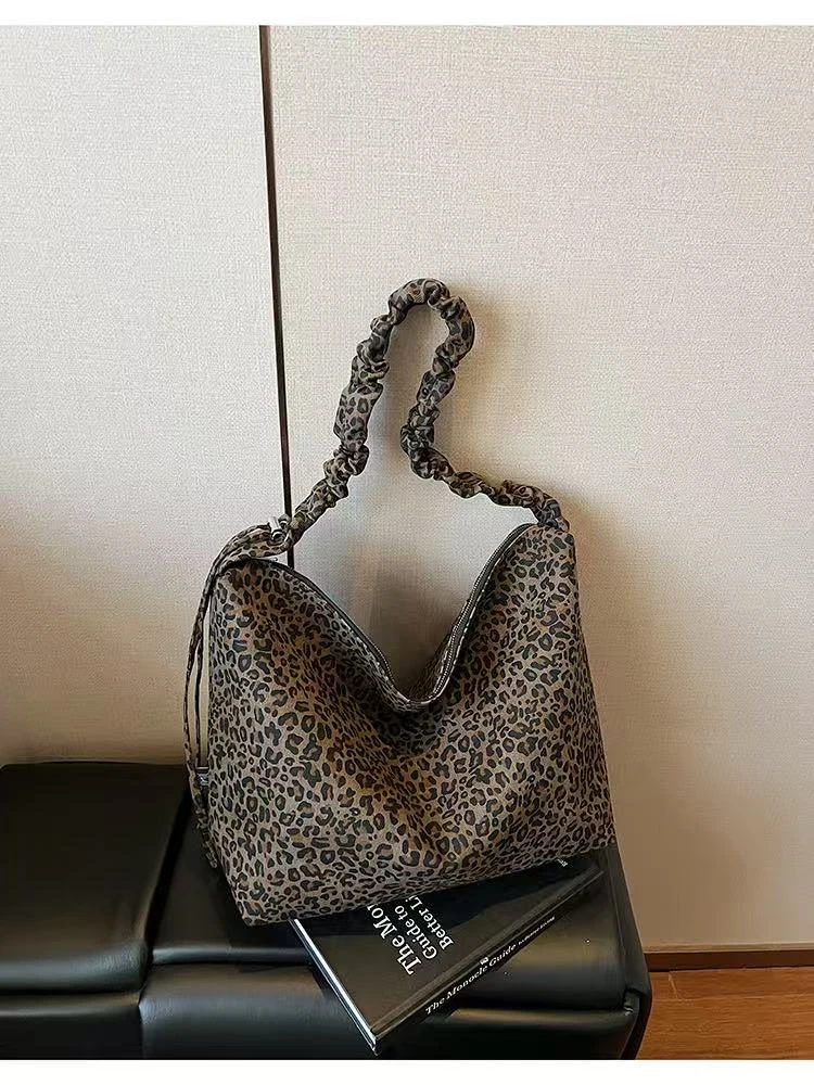 轻奢风休闲风豹纹托特包斜挎包女士潮流褶皱时尚