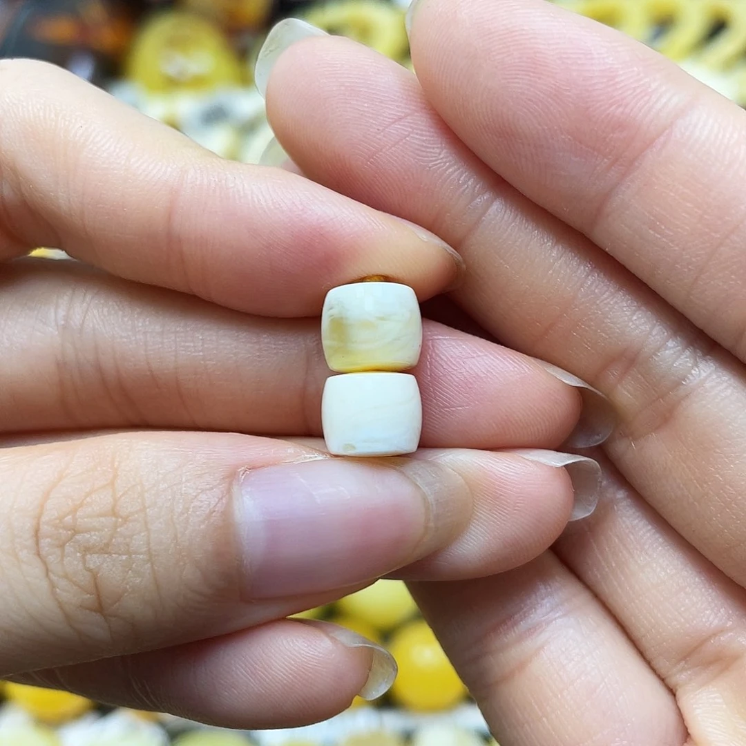 未镶嵌蜜蜡裸石直切对珠8.4mm瑕