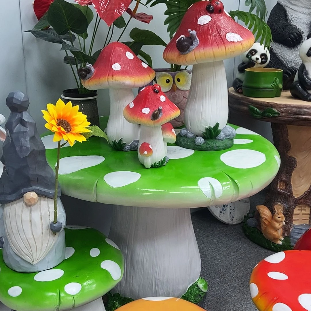 树脂一桌子四凳子。 ➕蘑菇两组