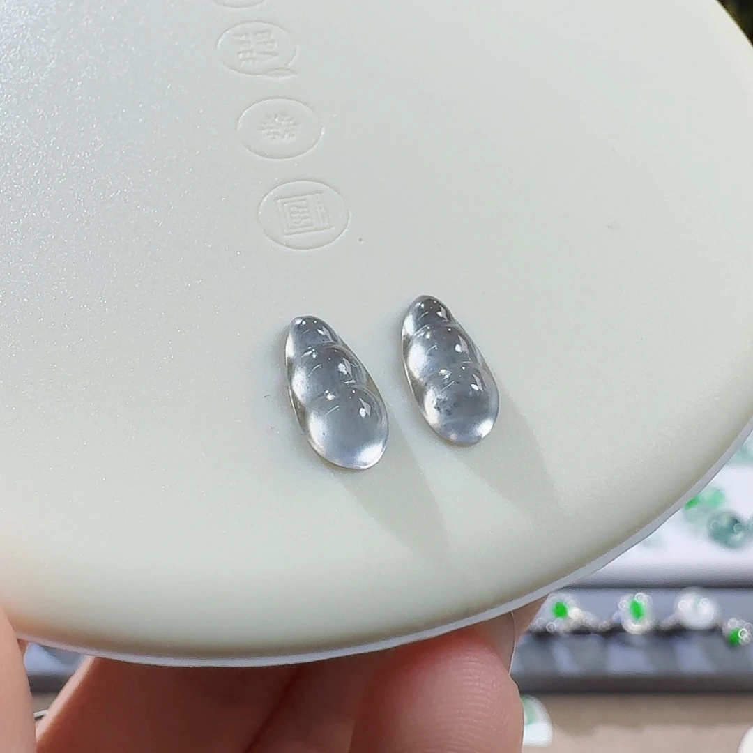 翡翠未镶嵌颈饰一对黑冰豆子