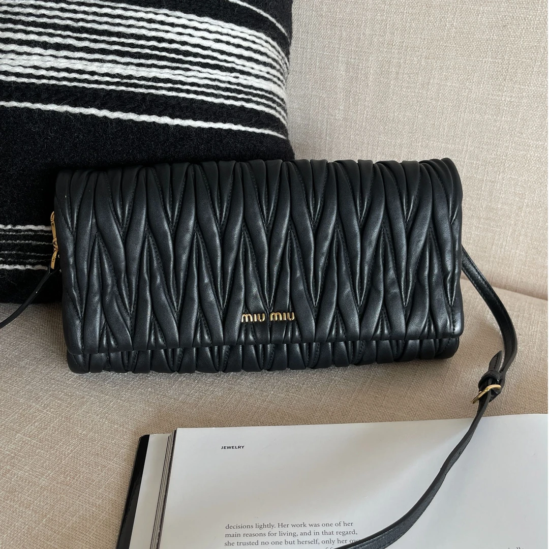 95新 MIU MIU/缪缪 miumiu黑金褶皱斜挎包大号｜2022