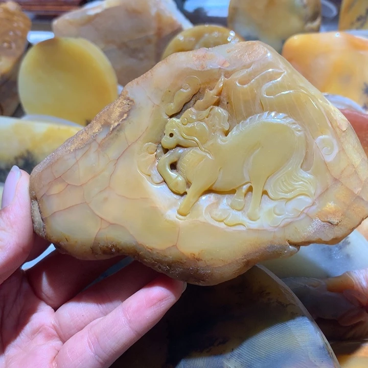 未镶嵌石英质玉（黄龙玉）颈饰