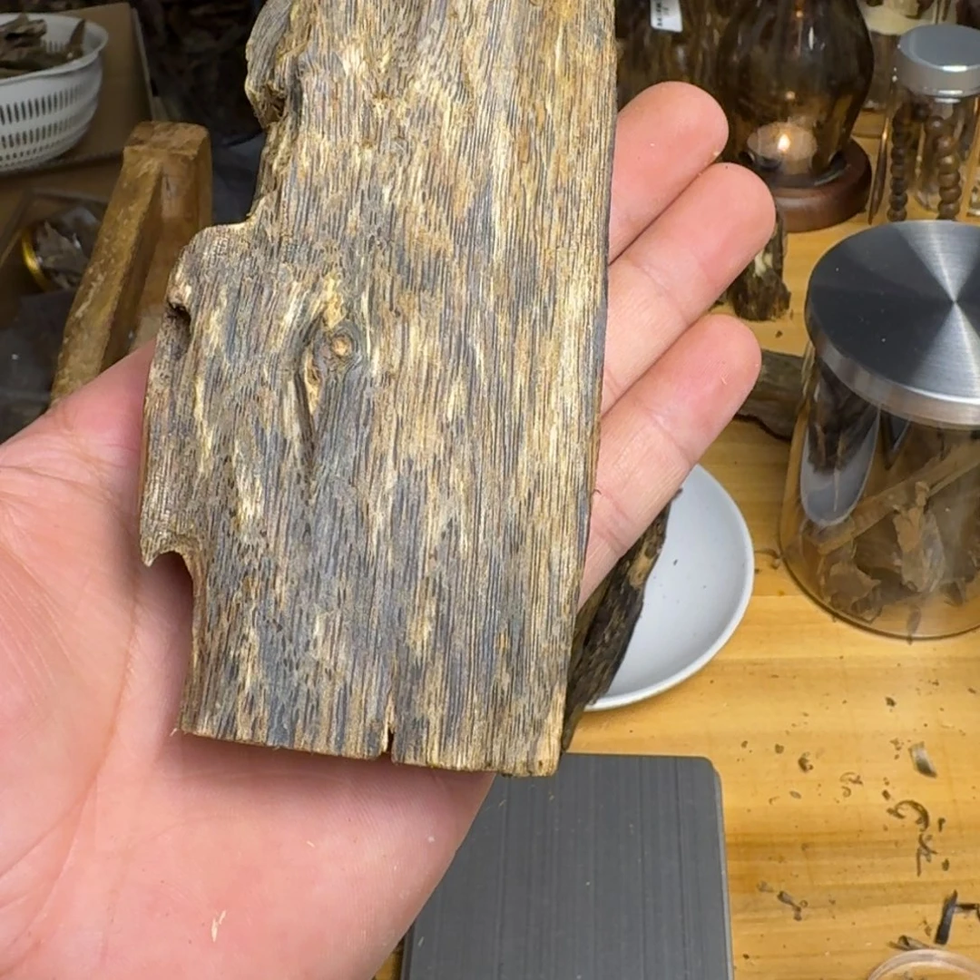 沉香沉香碎屑蓝宝石品种块料56克